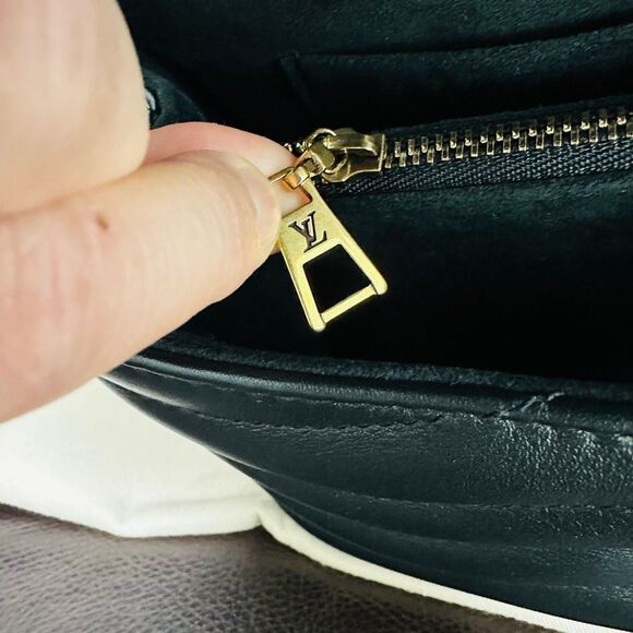 Louis Vuitton New Wave Hold Me Noir - Picture 13 of 16